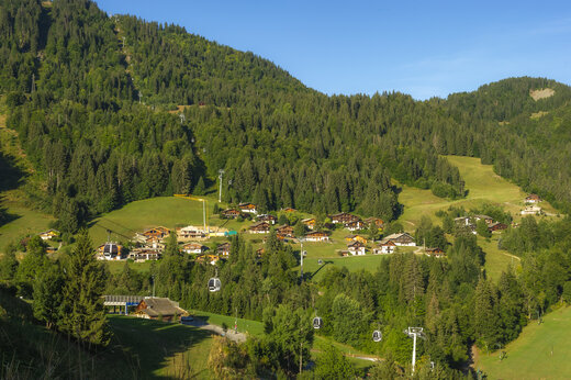 Berglandschaft, Chalets, Seilbahnen am Campingplatz CAPFUN Plan du Fernuy in LA CLUSAZ (74).