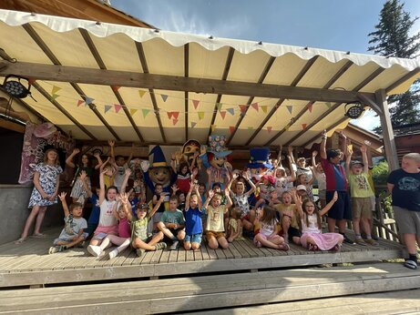 Kinder und Maskottchen auf der Bühne für Animation auf dem Campingplatz CAPFUN Plan du Fernuy in LA CLUSAZ (74).