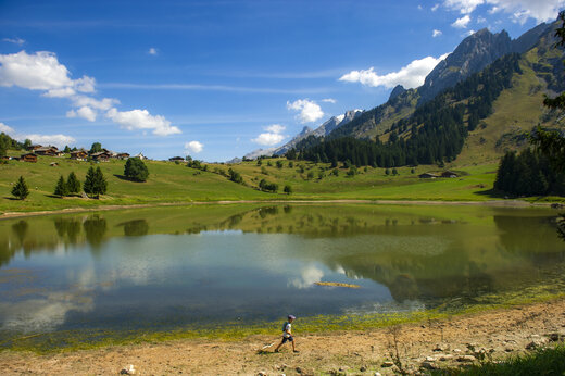 Bergsee und grüne Alpenlandschaft auf dem Campingplatz CAPFUN Plan du Fernuy in LA CLUSAZ (74).