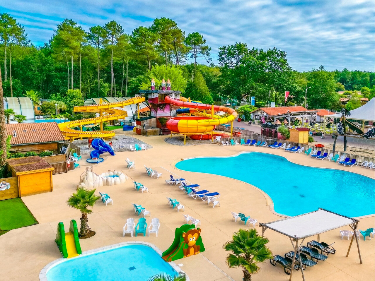 Water park, giant slides and pools at CAPFUN Pomme de Pin in Saubion (40).