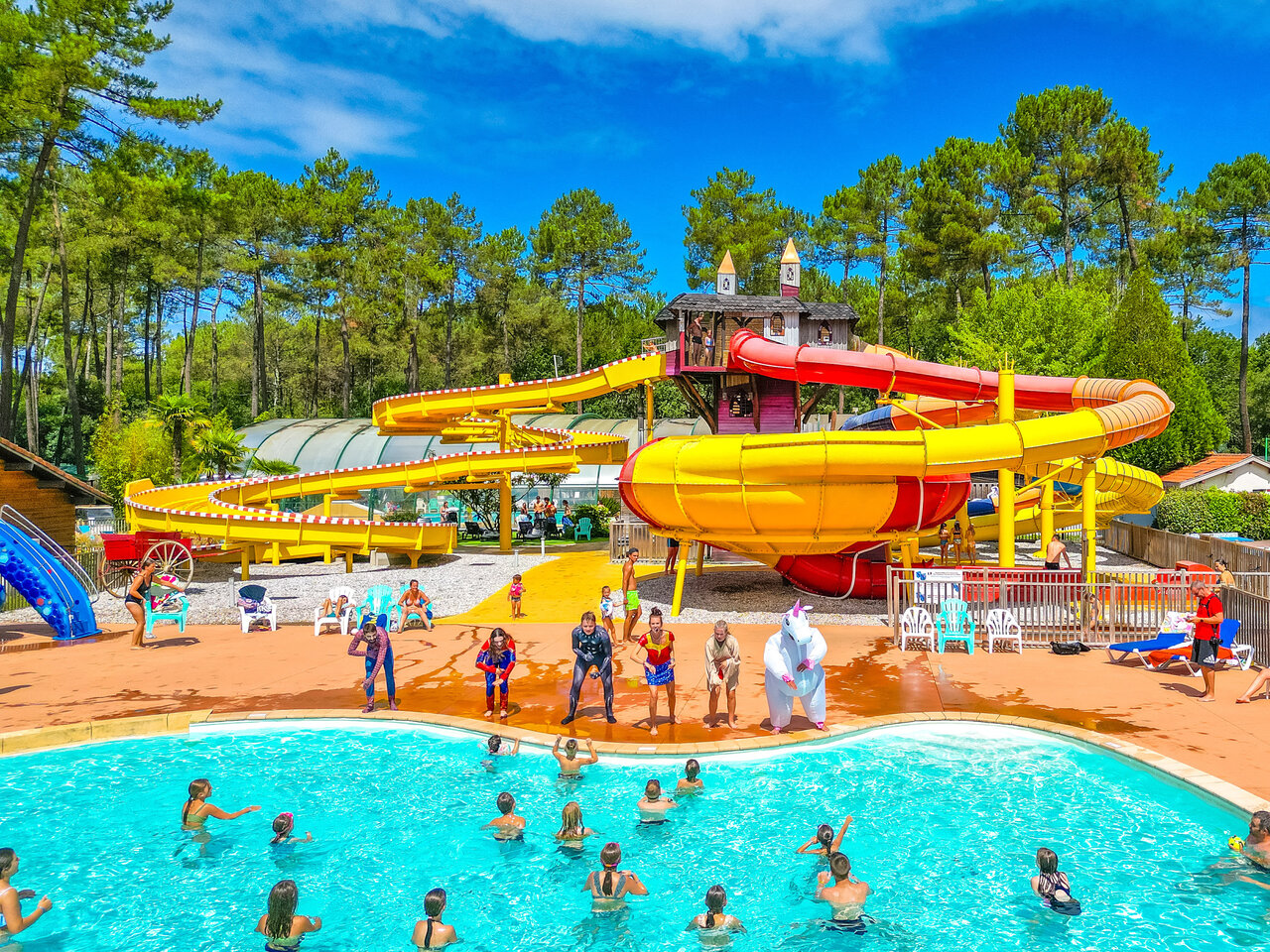 Swimming pool, water slides and entertainment at CAPFUN Pomme de Pin campsite in Saubion (40).