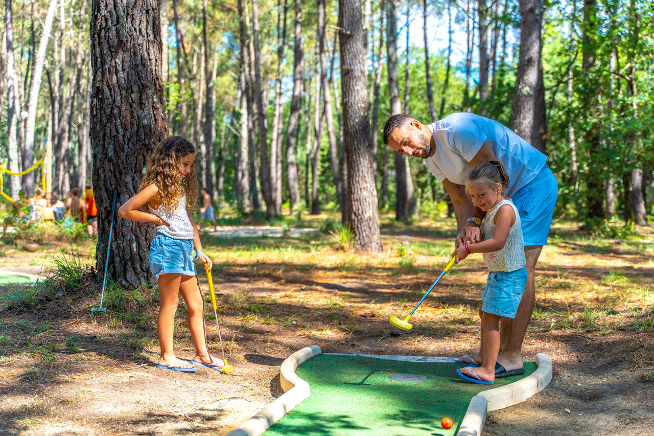 Family mini-golf in forest at CAPFUN Pomme de Pin campsite in Saubion (40).