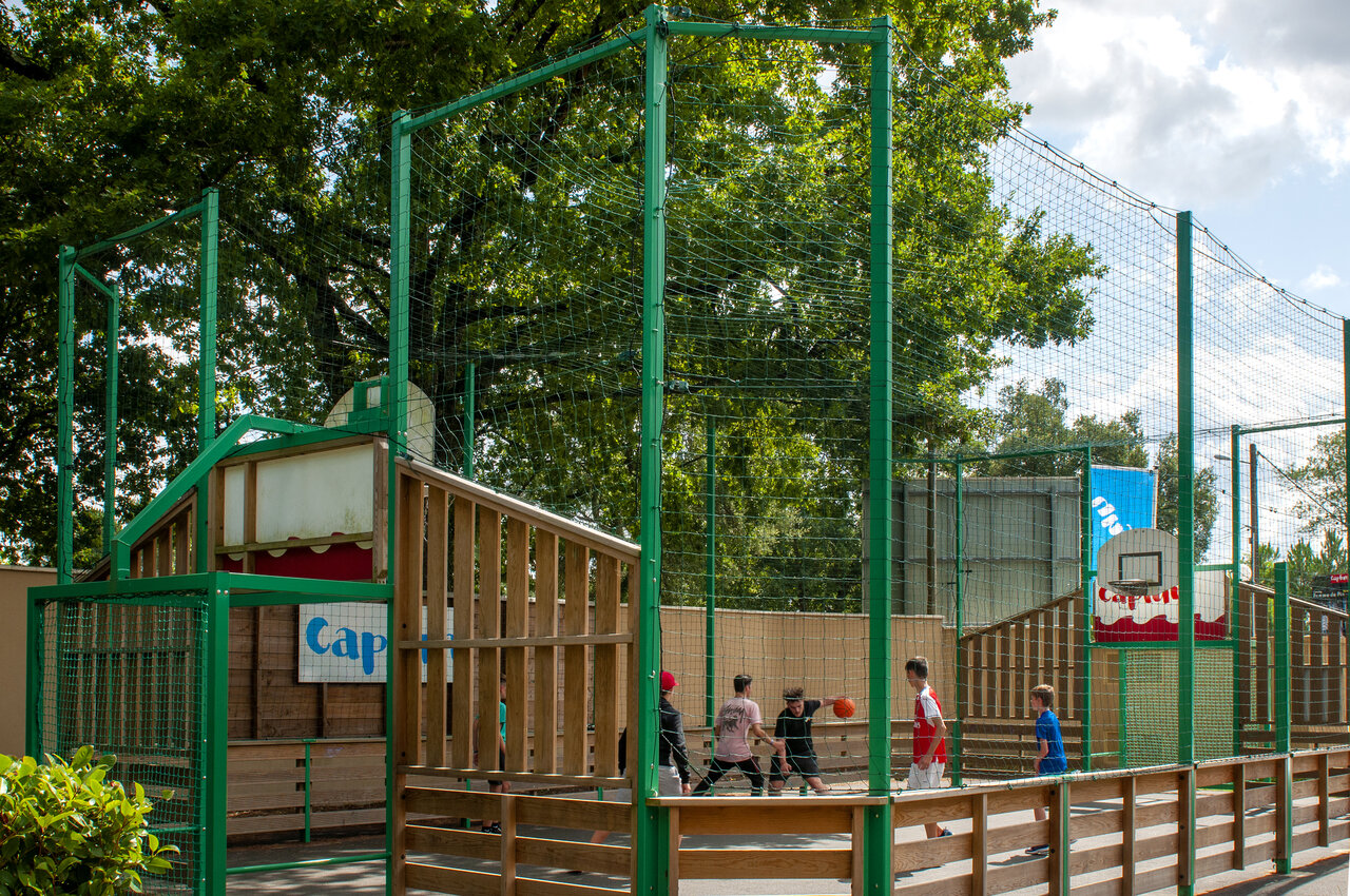 Fenced multi-sport court, children playing, CAPFUN Pomme de Pin campsite in Saubion (40).