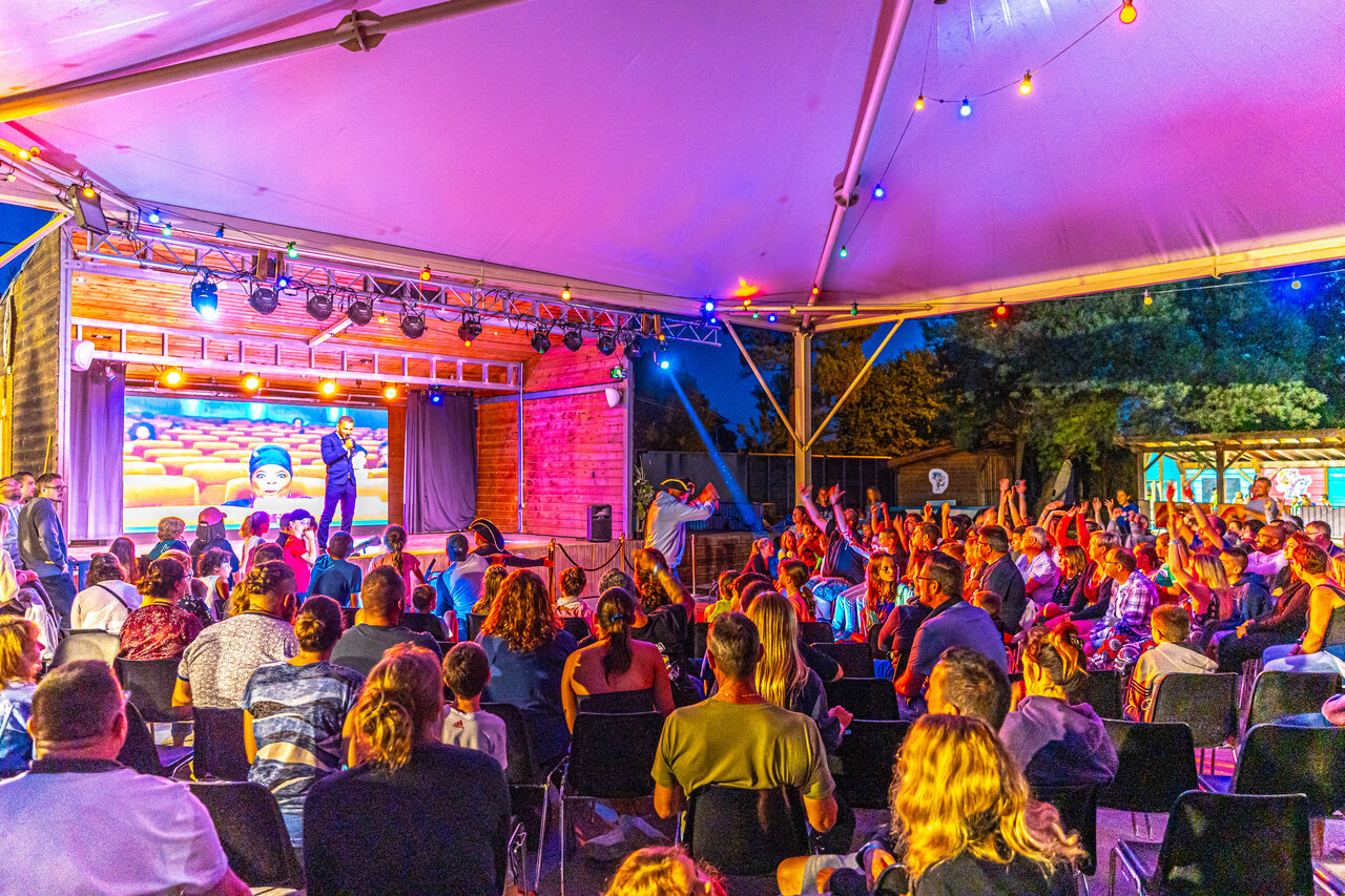 Evening entertainment on stage at CAPFUN Pomme de Pin campsite in Saubion (40).