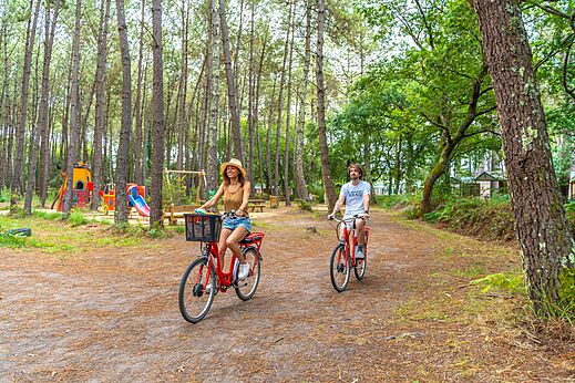 Fahrradtour im Wald auf dem Campingplatz CAPFUN Pomme de Pin in Saubion (40).