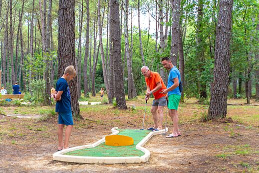 Familien-Minigolfplatz in der Natur auf Campingplatz CAPFUN Pomme de Pin in Saubion (40).