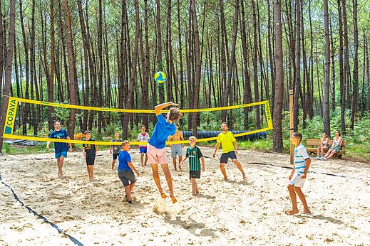 Beachvolleyballfeld mit Spielern auf dem Campingplatz CAPFUN Pomme de Pin in Saubion (40).