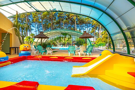 Überdachtes Schwimmbad, Rutsche, Kinderbecken CAPFUN Pomme de Pin Saubion (40).