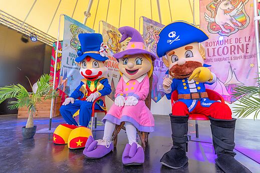 Bunte Maskottchen auf der Bühne für Animation auf dem Campingplatz CAPFUN Pomme de Pin in Saubion (40).