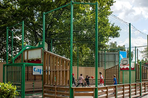 Multisportplatz für Kinder auf Campingplatz CAPFUN Pomme de Pin Saubion.
