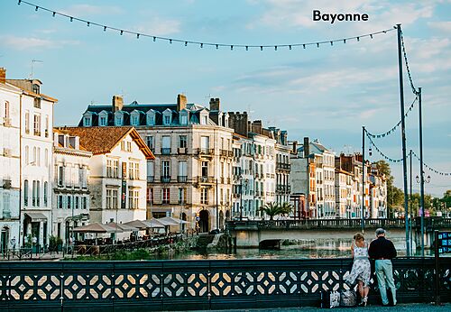 Farbige Fassaden entlang der Nive in Bayonne, historische Stadt im Baskenland.