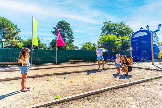 Boule mit Familie auf dem Campingplatz CAPFUN Pomme de Pin in Saubion (40).