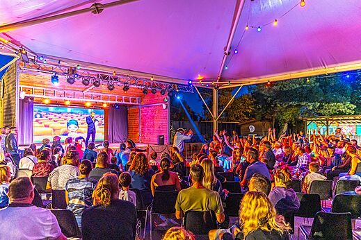Abendliche Animationsshow f�r Familien unter Zelt auf dem Campingplatz CAPFUN Pomme de Pin in Saubion (40).