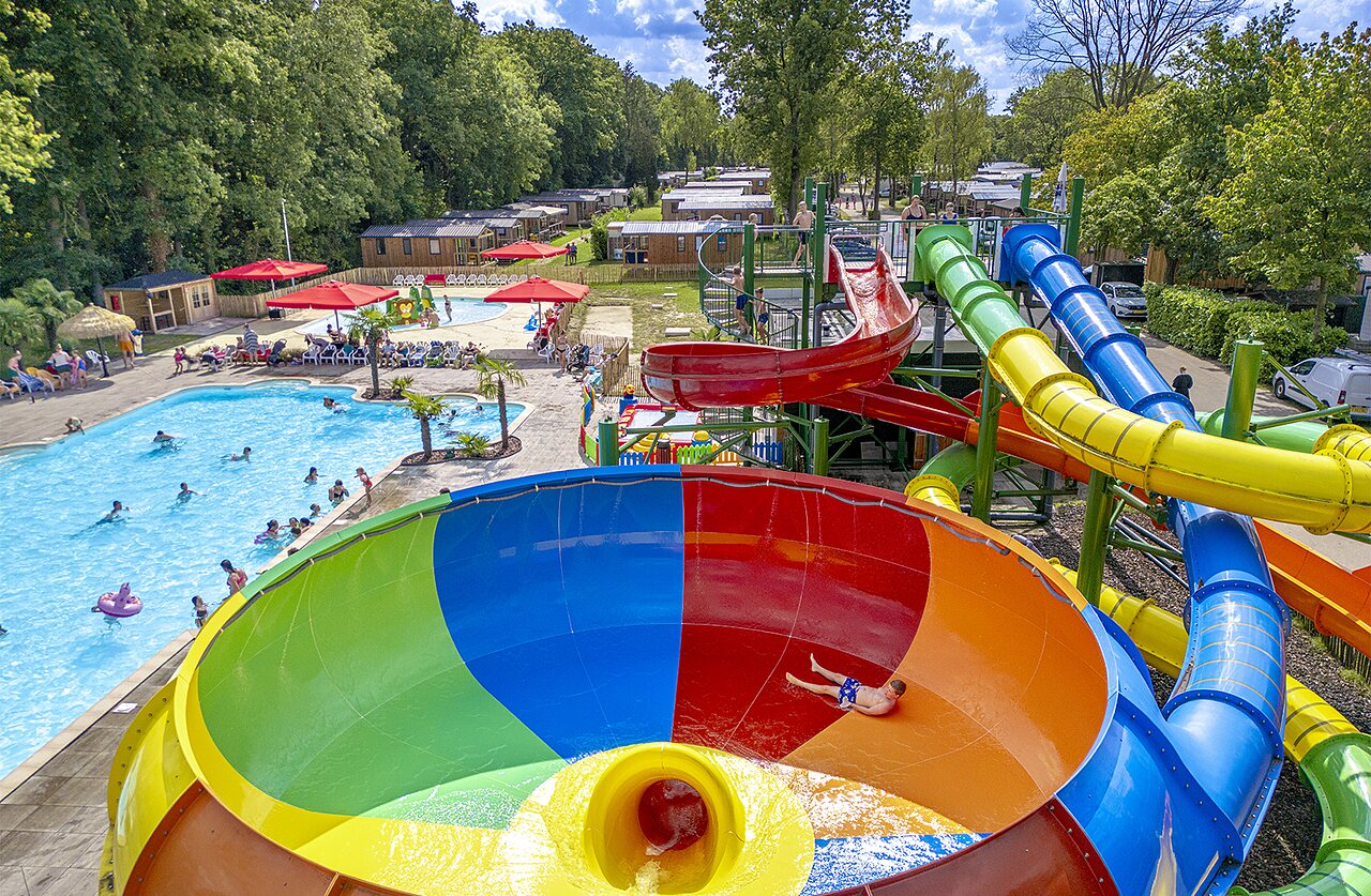 Riesenrutsche, Schwimmbad und Mobilheime auf dem Campingplatz CAPFUN Ponderosa in Ulicoten.