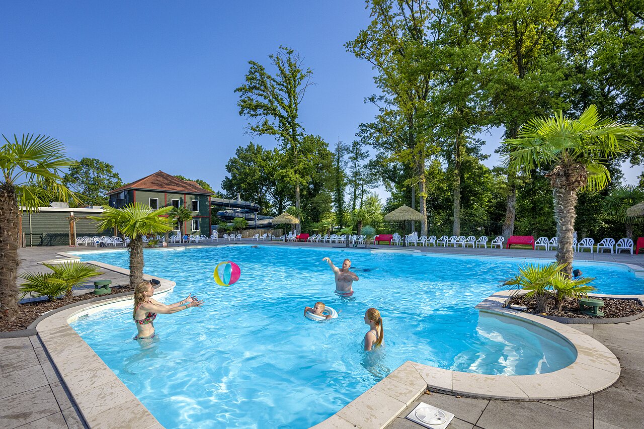 Au�enpool, Wasserrutschen und Familie auf dem Campingplatz CAPFUN Ponderosa in Ulicoten.