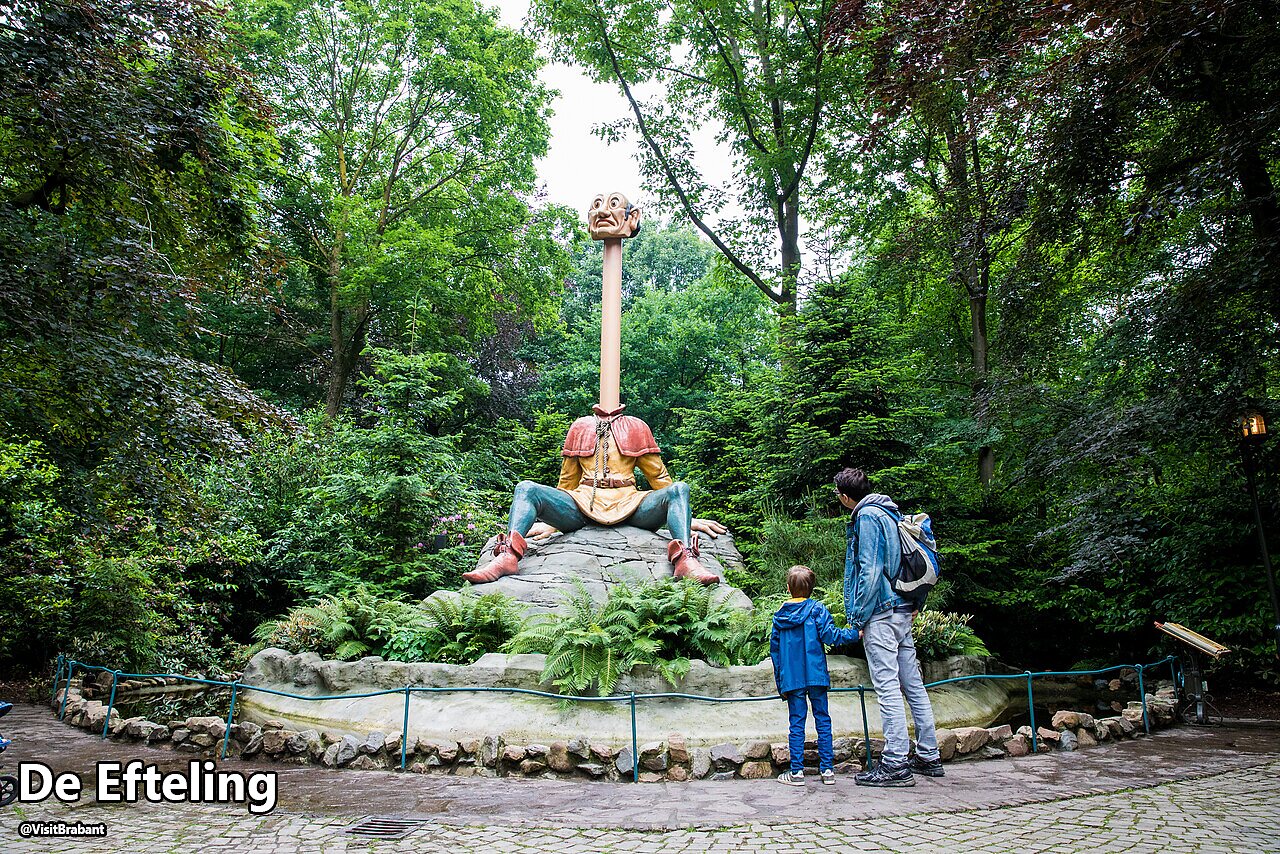 Fantastische Statue des Langen Halses im Freizeitpark Efteling, nahe Kaatsheuvel.