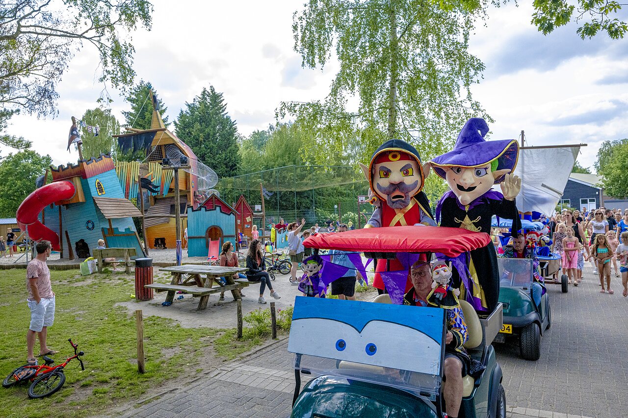 Thematischer Spielplatz und Animationsparade auf dem Campingplatz CAPFUN Ponderosa in Ulicoten.