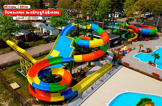 Bunte Wasserrutschen und Außenpool auf dem Campingplatz CAPFUN Ponderosa in Ulicoten.