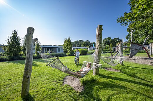 Entspannende Hängematten und Kinderspielplatz auf dem Campingplatz CAPFUN Ponderosa in Ulicoten.