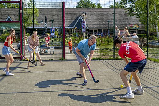 Hockey-Spiel auf Multisportplatz auf dem Campingplatz CAPFUN Ponderosa in Ulicoten.