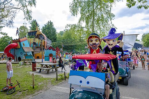 Maskottchenparade und farbenfroher Spielplatz auf dem Campingplatz CAPFUN Ponderosa in Ulicoten.