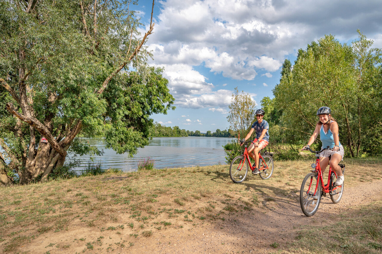 Fietstocht bij het meer op camping CAPFUN Les Portes du Beaujolais in Anse (69).