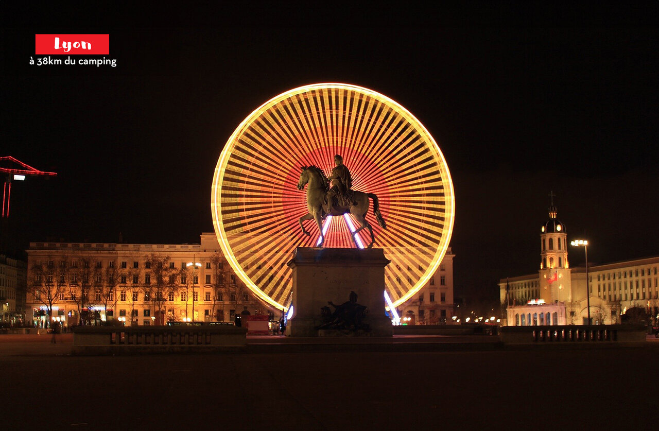 Verlicht reuzenrad en ruiterstandbeeld, Place Bellecour in Lyon, Rh�ne.