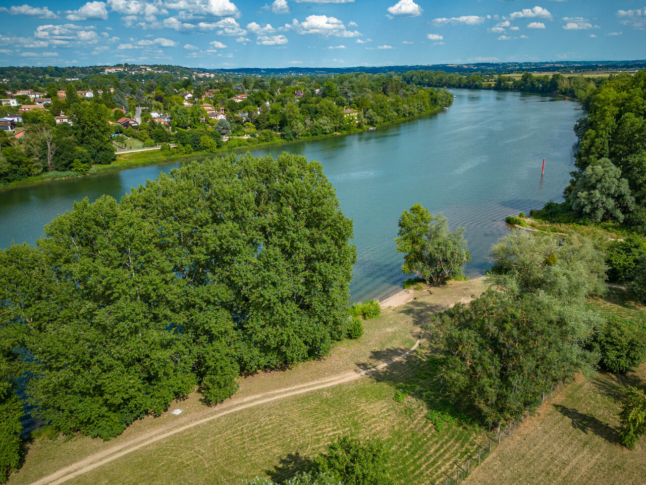 Luchtfoto rivier, groene natuur, blauwe lucht op camping CAPFUN Les Portes du Beaujolais.