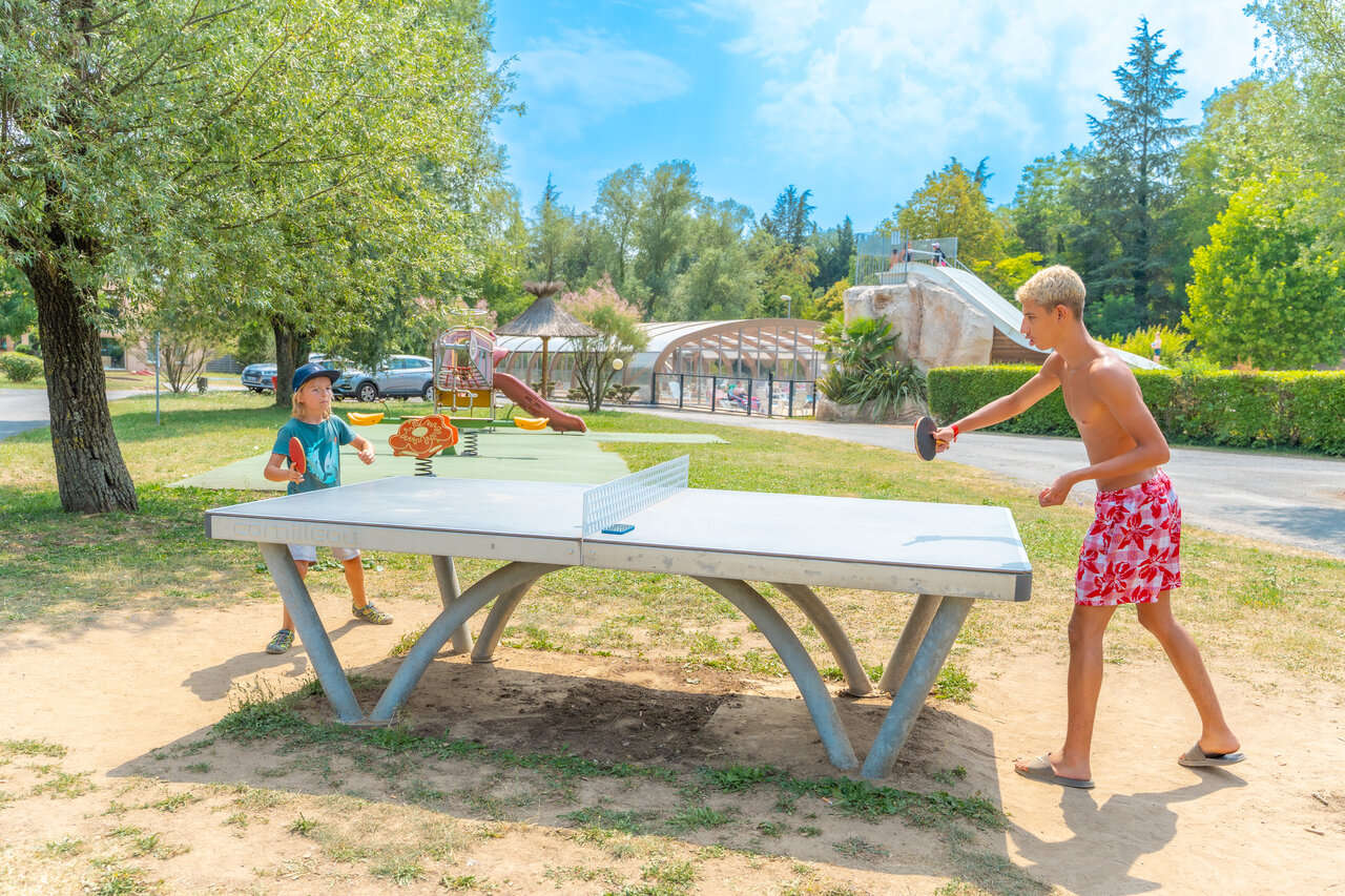 Tafeltennis en speeltuin, camping CAPFUN Les Portes du Beaujolais in Anse (69).