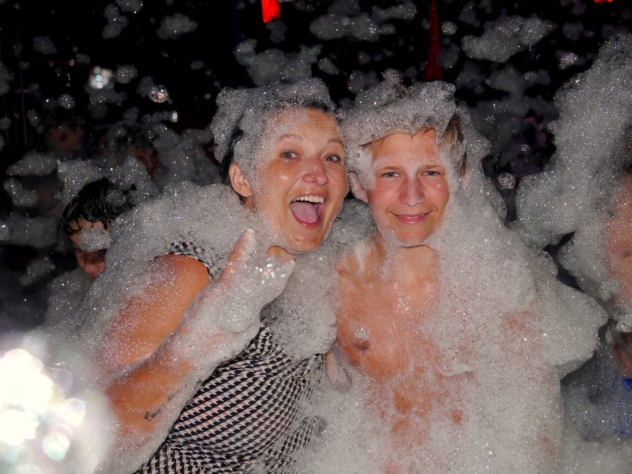 Feestelijke schuimparty sfeer op camping CAPFUN Les Portes du Beaujolais in Anse (69).