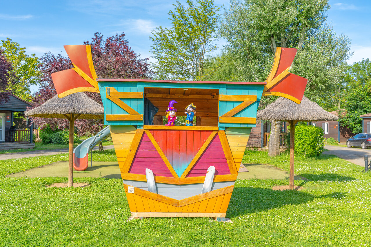 Poppentheater, glijbaan op camping CAPFUN Les Portes du Beaujolais in Anse.