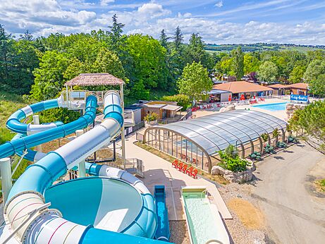 Rutschen und Pools auf dem Campingplatz CAPFUN Les Portes du Beaujolais in Anse (69).