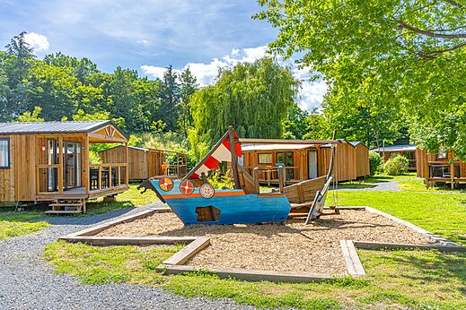 Wikingerschiff-Spielplatz und Mobilheime auf dem Campingplatz CAPFUN Les Portes du Beaujolais in Anse (69).