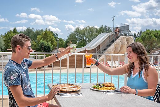 Restaurant, Pool, Rutsche auf CAPFUN Les Portes du Beaujolais Anse (69).