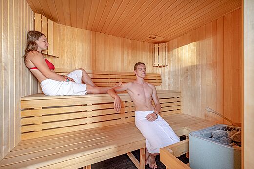 Holzsauna mit Paar auf CAPFUN Les Portes du Beaujolais in Anse (69).