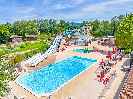 Pools, Wasserrutschen und Restaurant auf Camping CAPFUN Les Portes du Beaujolais Anse (69).