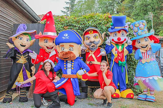 Lächelnde Maskottchen und Animateurinnen für Aktivitäten auf Camping CAPFUN Les Portes du Beaujolais in Anse (69).