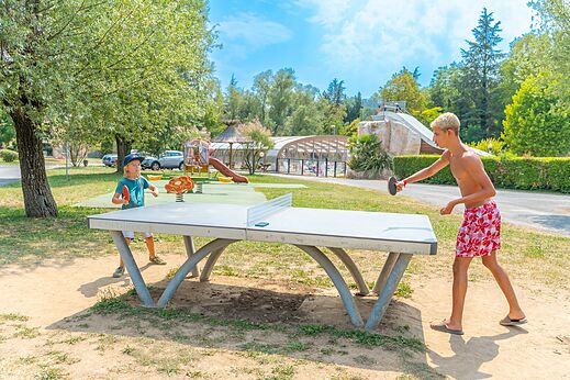 Outdoor-Tischtennis für Kinder auf dem Campingplatz CAPFUN Les Portes du Beaujolais in Anse.