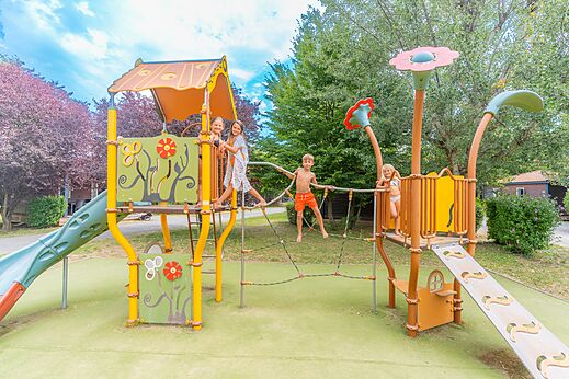 Kinderspielplatz mit Rutschen im CAPFUN Les Portes du Beaujolais in Anse (69).