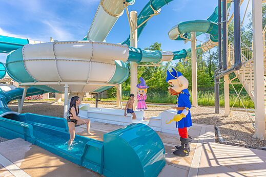 Wasserrutschen und Maskottchen auf dem Campingplatz CAPFUN Les Portes du Beaujolais in Anse (69).