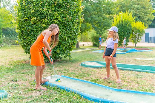 Minigolf mit zwei jungen Mädchen spielend auf dem Campingplatz CAPFUN Les Portes du Beaujolais in Anse (69).