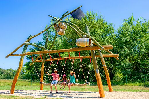 Große Holzschaukel auf dem Campingplatz CAPFUN Les Portes du Beaujolais in Anse (69).