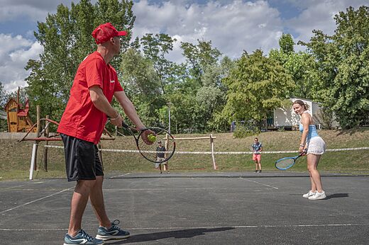 Tennisplatz auf dem Campingplatz CAPFUN Les Portes du Beaujolais in Anse (69).
