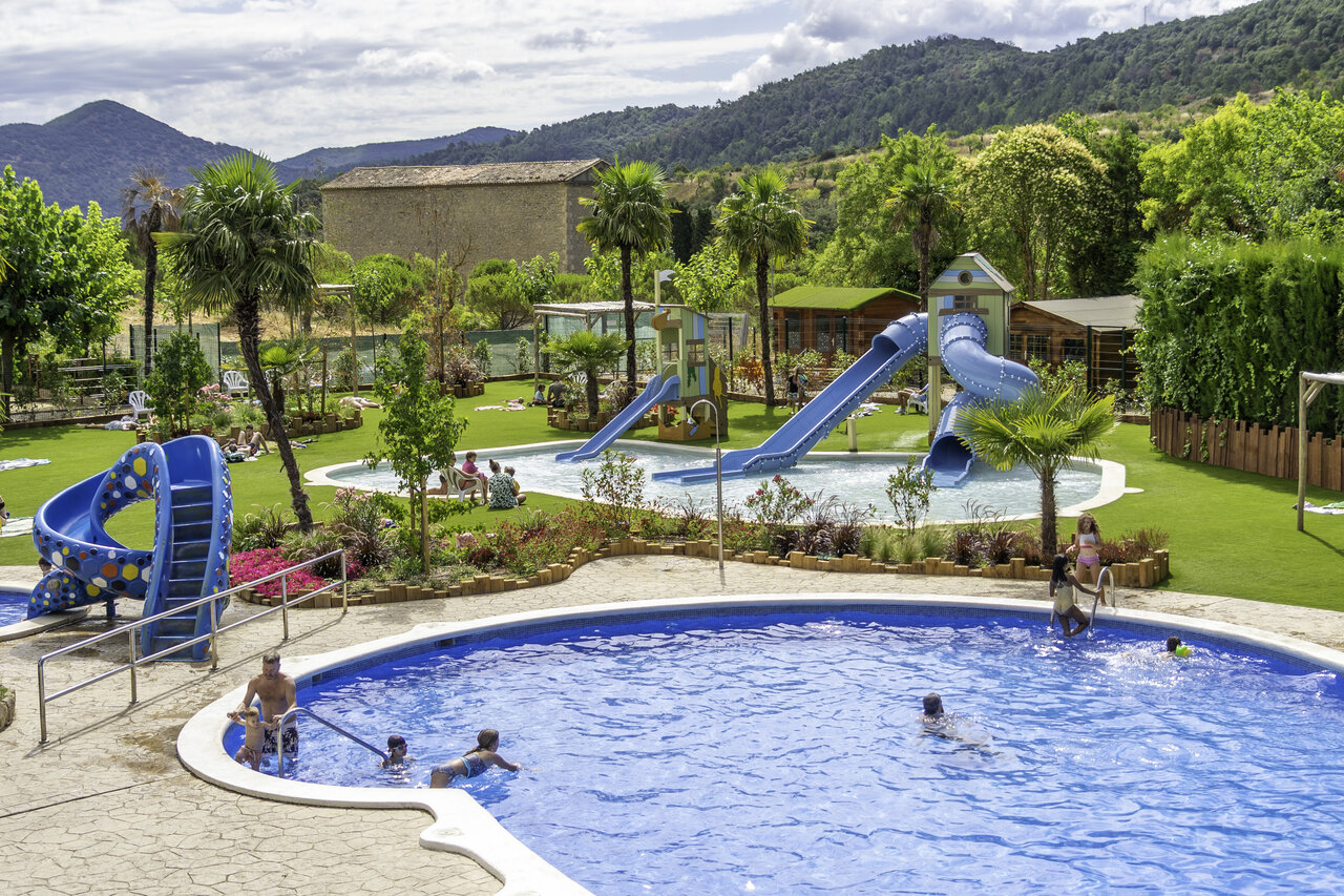 Au�enpool mit Wasserrutschen und Wasserspielen auf dem Campingplatz CAPFUN Serra de Prades in Vilanova de Prades (43).