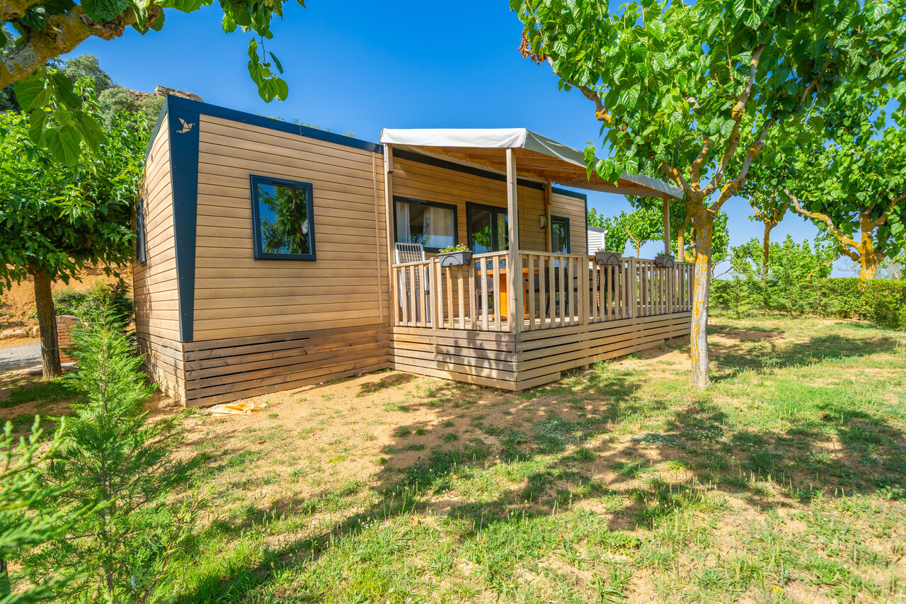 Modernes Mobilheim mit Holzterrasse und Gartenm�beln auf dem Campingplatz CAPFUN Serra de Prades in Vilanova de Prades (43).