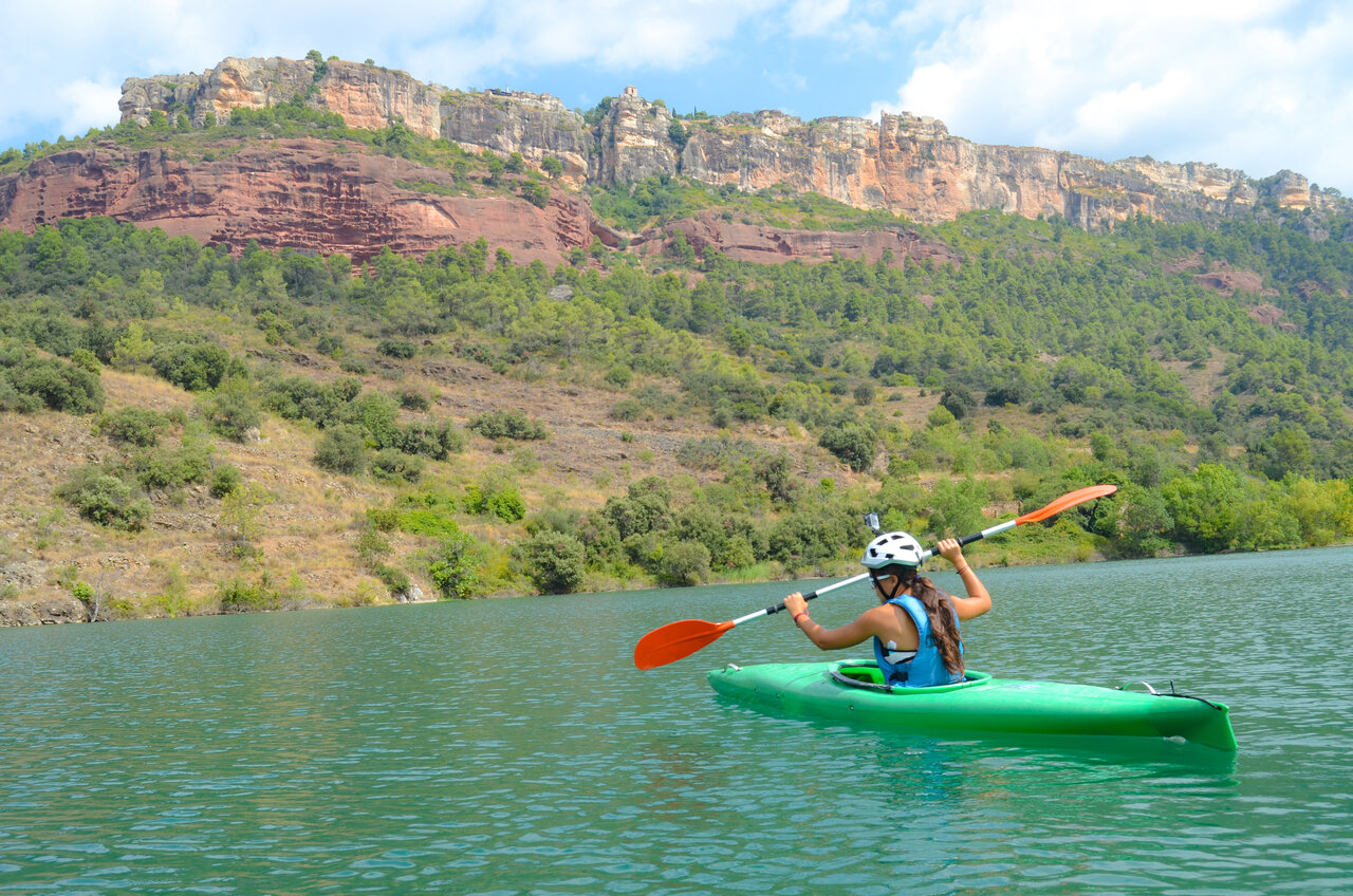 Kajakfahren auf dem See mit Felsenklippen auf Campingplatz CAPFUN Serra de Prades (43).
