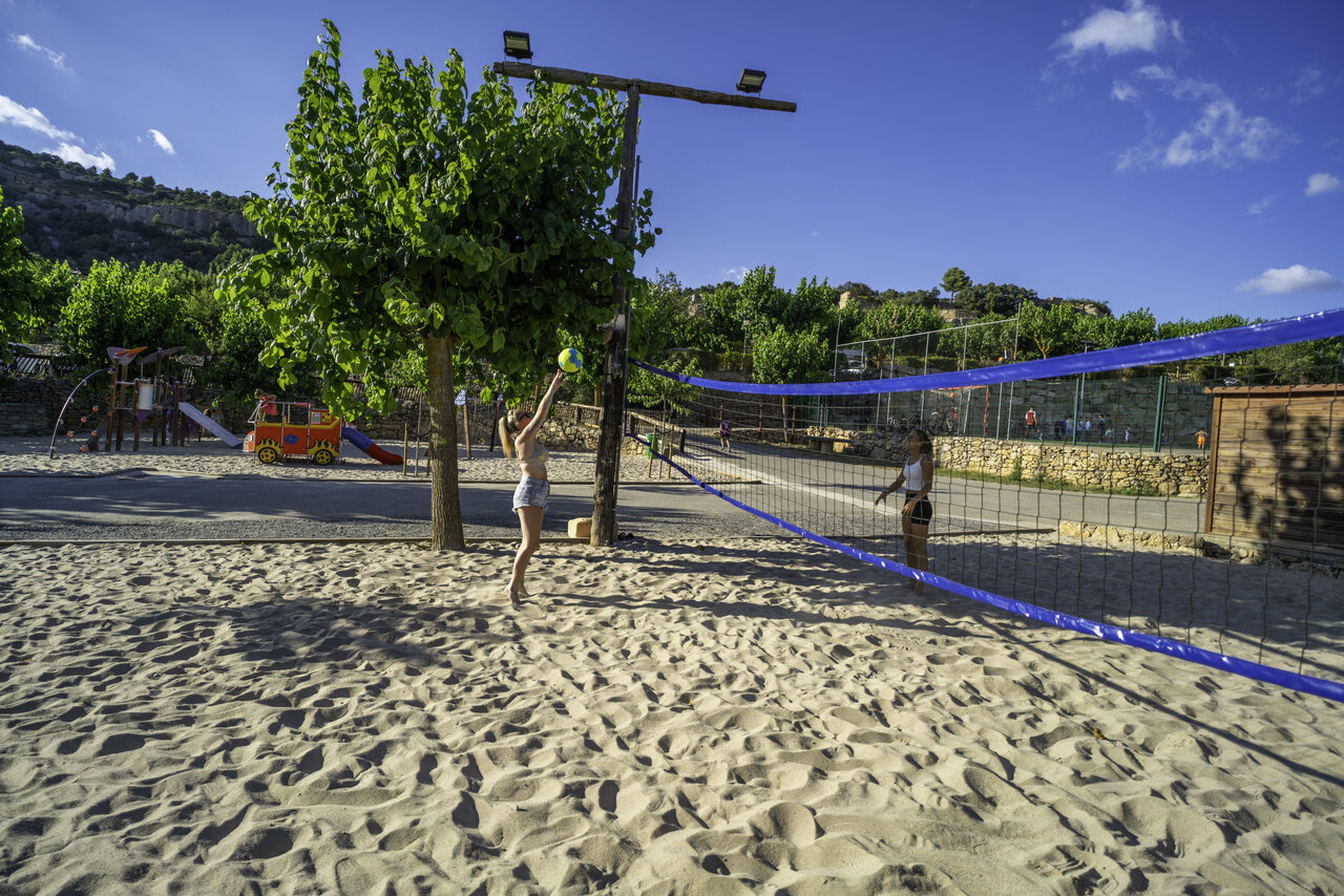 Beachvolleyball auf Sand und Spielplatz auf dem Campingplatz CAPFUN Serra de Prades in Vilanova de Prades (43).