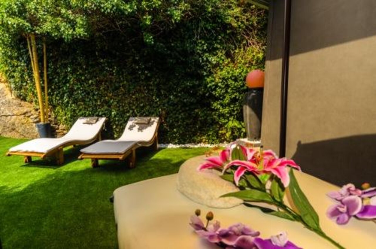 Au�en-Spa-Bereich mit Liegest�hlen auf dem Campingplatz CAPFUN Serra de Prades in Vilanova de Prades (43).