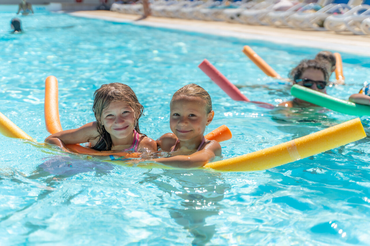 Fr�hliche Kinder im Pool auf dem Campingplatz CAPFUN Serra de Prades in Vilanova de Prades.