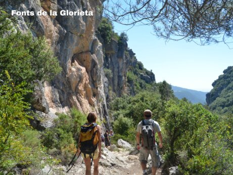 Wanderer erkunden Fonts de la Glorieta, Naturgebiet nahe Vilanova de Prades.
